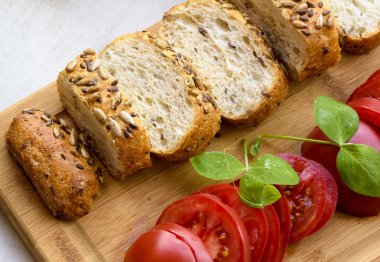 Ahşap tahta üzerinde domates ekmek kesme