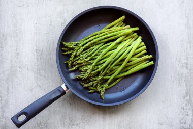 Tavada yeşil kuşkonmaz