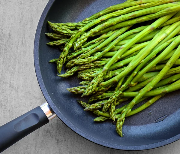 Espárragos verdes en sartén — Foto de Stock