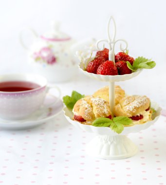 Krem puffs veya bir kahvaltı masası yaylada çilek ile servis krem şanti ile dolu profiterol