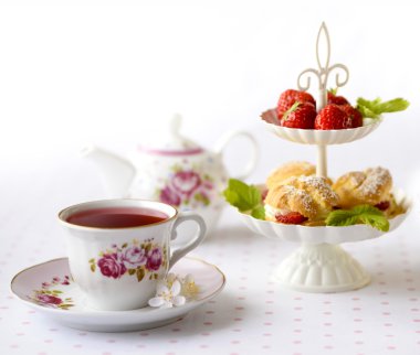 Krem puffs veya bir kahvaltı masası yaylada çilek ile servis krem şanti ile dolu profiterol