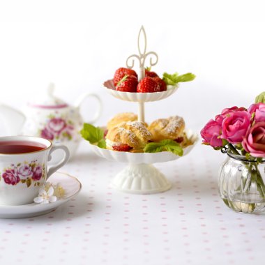 Krem puffs veya bir kahvaltı masası yaylada çilek ile servis krem şanti ile dolu profiterol