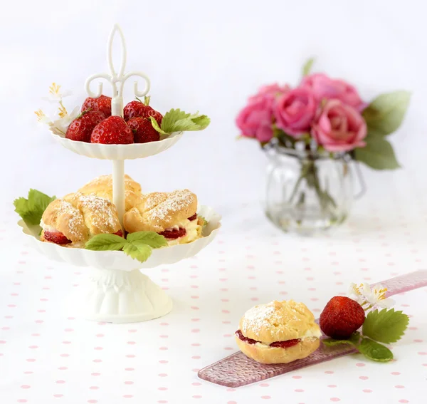 크림 퍼프 또는 profiterole 고원에서 딸기와 함께 하는 휘 핑된 크림으로 가득 — 스톡 사진
