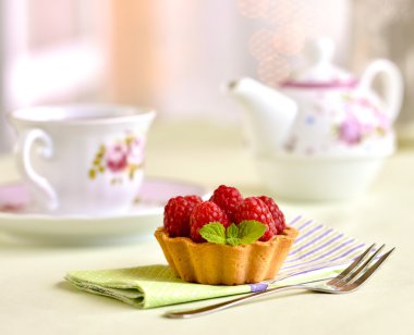 Bir masaya ahududu meyve