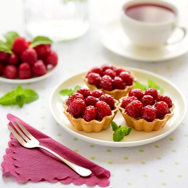 Frucht-Himbeere auf einem Tisch — Stockfoto