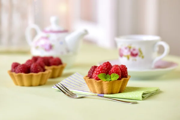 Frucht-Himbeere auf einem Tisch — Stockfoto