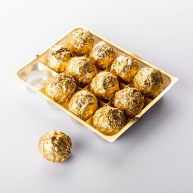 Altın folyolar içinde bir kutu çikolata.