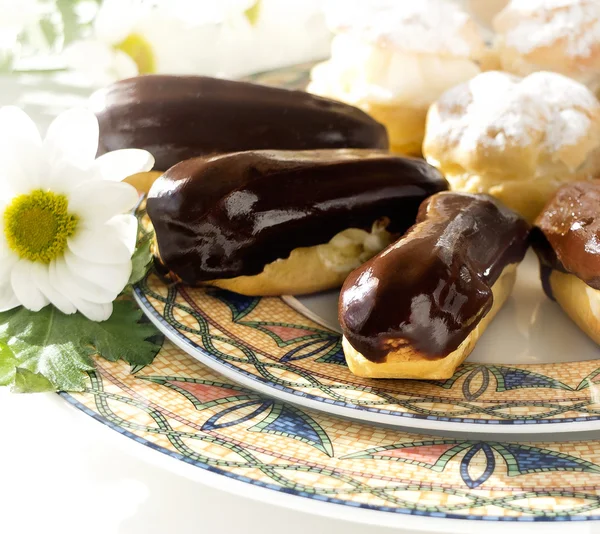 Gâteaux : éclairs et bouffées de crème — Photo