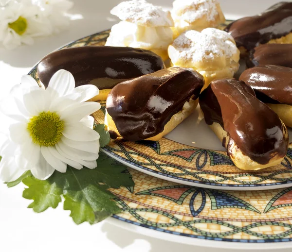 Cakes: eclairs and cream puffs — Stock Photo, Image