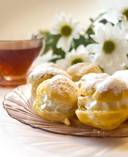 Cream puff or profiterole cakes — Stock Photo, Image