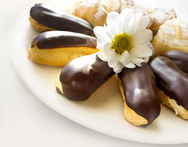 Eclairs und Windbeutel-Kuchen — Stockfoto