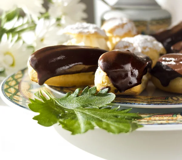 Eclair en crème puff gebak — Stockfoto