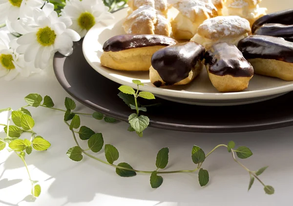 Eclair and cream puff cakes — Stock Photo, Image