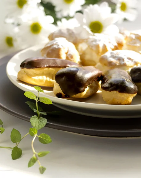 Eclair i cream puff ciastka — Zdjęcie stockowe