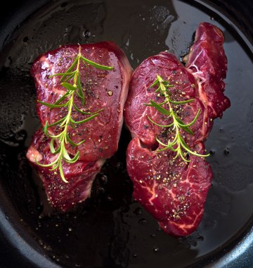 bir tavada sığır eti biftek