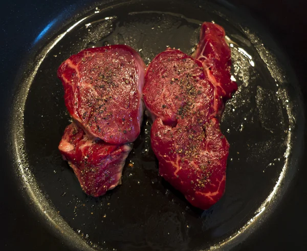 Bife de vaca em uma frigideira — Fotografia de Stock