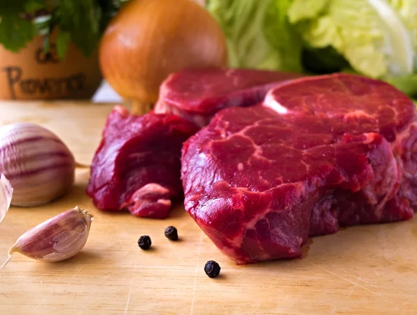 生牛肉牛排和蔬菜 — 图库照片