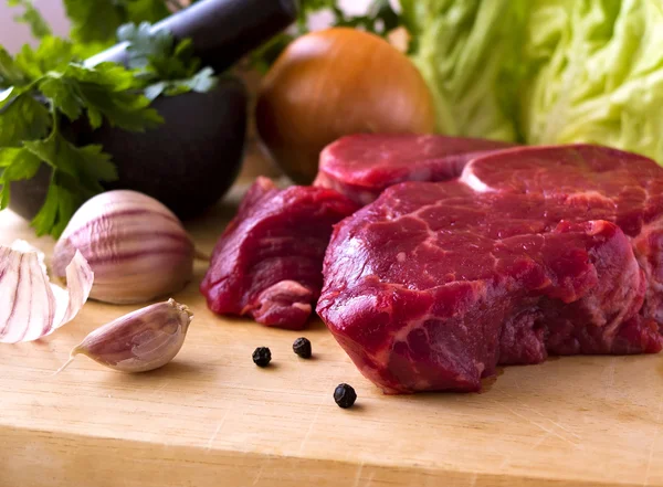 Raw beef steak and vegetables — Stock Photo, Image