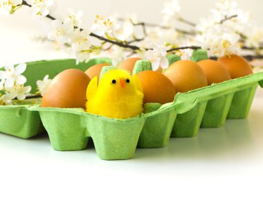 Paskalya yumurtası ve çiçekli tavuk.