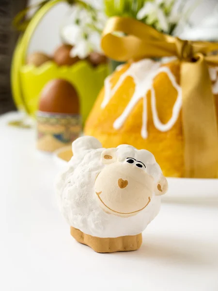 Cordeiro da Páscoa (carneiro) com bolo e ovos na mesa de Páscoa — Fotografia de Stock