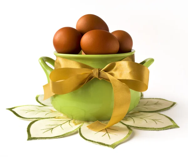 复活节贺卡-在篮子里的鸡蛋 — 图库照片