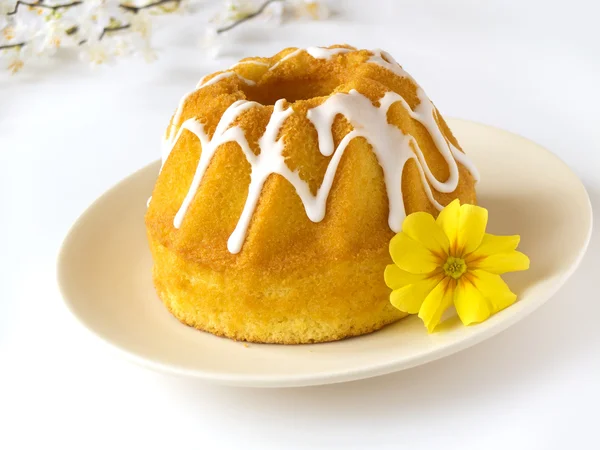 Pastel de Pascua o pan con flor amarilla y blanca — Foto de Stock