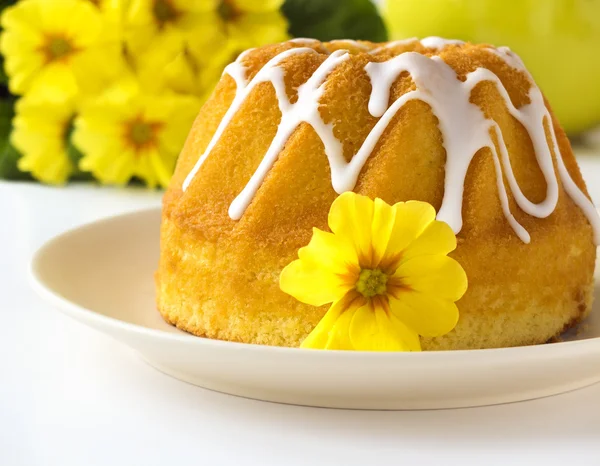 Torta pasquale o pane con uova, fiori e copyspace — Foto Stock