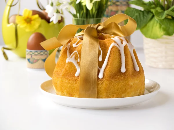 Easter cake or bread with eggs, flower and copyspace — Stock Photo, Image