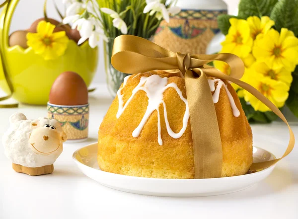 Bolo de Páscoa ou pão com ovos, ovelhas divertidas e flor — Fotografia de Stock