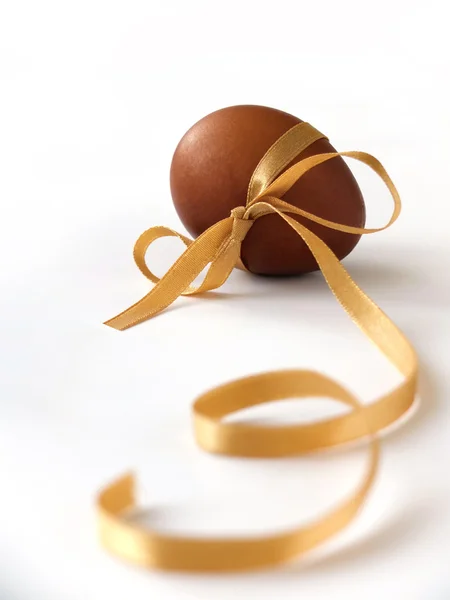 Easter greeting card with egg against white backgound, isolated — Stock Photo, Image