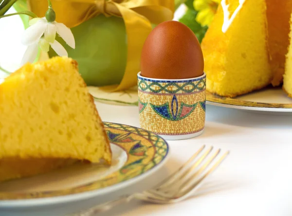 Mesa de desayuno de Pascua con pastel de Pascua — Foto de Stock