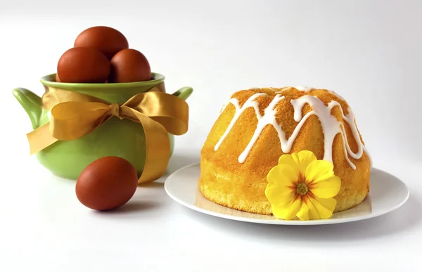 Cartão de saudação Easte - bolo de Páscoa com ovos e flores — Fotografia de Stock