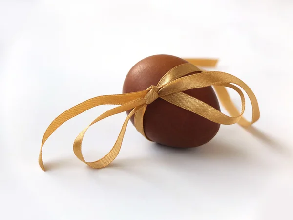 Uovo di Ester con nastro dorato per biglietto di auguri pasquale, isolato — Foto Stock