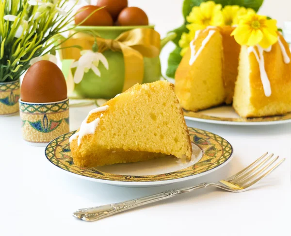 Tavolo da colazione pasquale con torta pasquale — Foto Stock