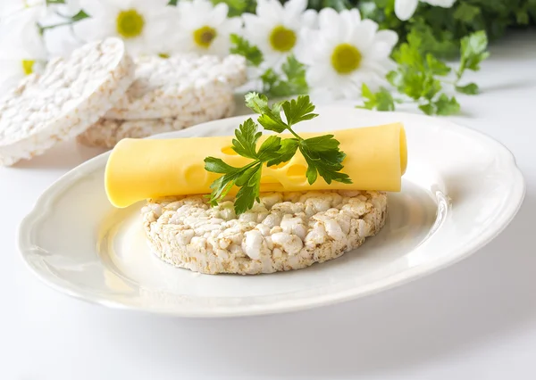 Pasteles de arroz con flores de queso, perejil y manzanilla - concepto de alimentación saludable — Foto de Stock