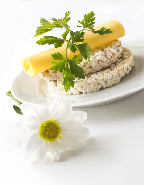 Bolos de arroz com queijo, salsa e flores de camomila - conceito de alimentação saudável — Fotografia de Stock