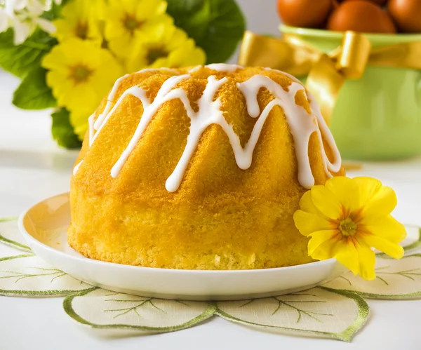 Easter breakfast table with easter cake (bread) — Stock Photo, Image