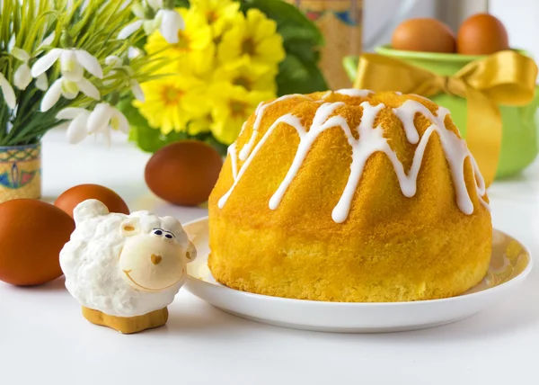 Easter breakfast table with easter cake (bread) — Stock Photo, Image