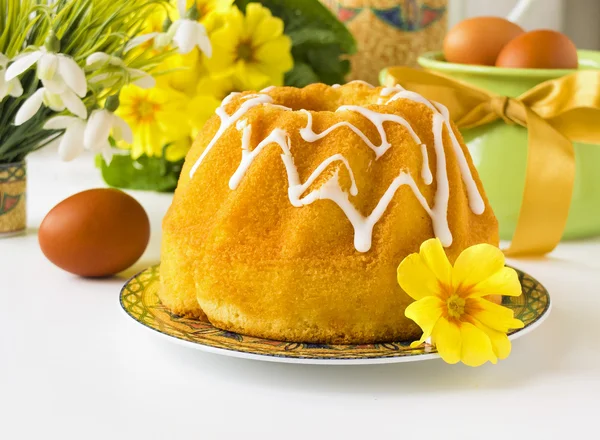 Easter breakfast table with easter cake (bread) — Stock Photo, Image