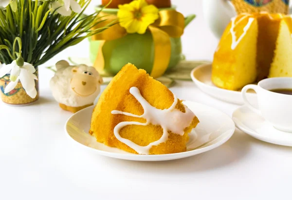 Mesa de desayuno de Pascua con pastel de Pascua — Foto de Stock
