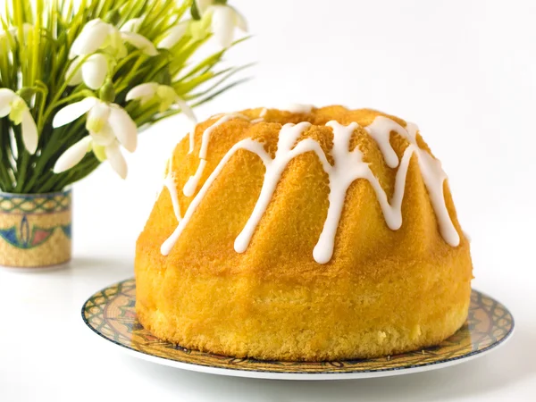 Happy Easter greeting card - easter cake (bread) with flower — Stock Photo, Image