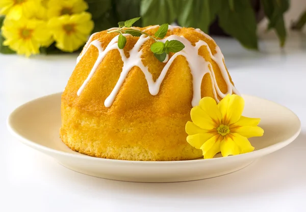 Tarjeta de felicitación feliz Pascua - pastel de Pascua (pan) con flores, aislado sobre fondo blanco — Foto de Stock