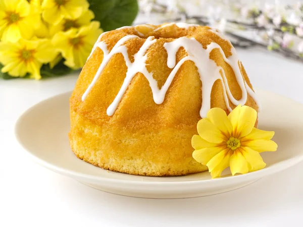Tarjeta de felicitación feliz Pascua - pastel de Pascua (pan) con flores, aislado sobre fondo blanco — Foto de Stock