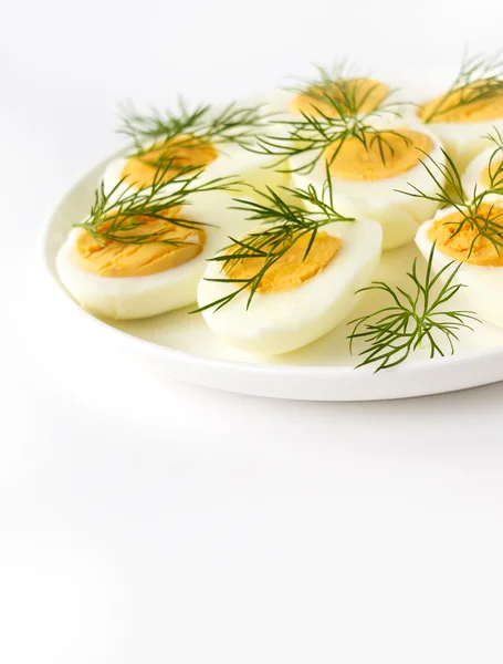 Huevos hervidos con eneldo sobre fondo blanco - Desayuno de Pascua — Foto de Stock