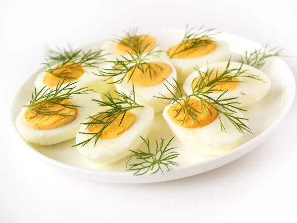 Huevos hervidos con eneldo sobre fondo blanco - Desayuno de Pascua — Foto de Stock