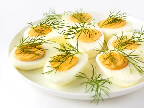 Huevos hervidos con eneldo sobre fondo blanco - Desayuno de Pascua — Foto de Stock