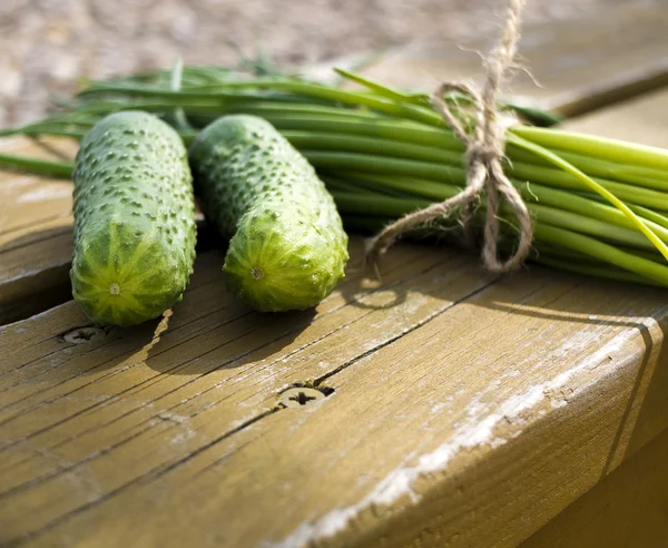 Gran manojo de cebollino verde y pepinos — Foto de Stock