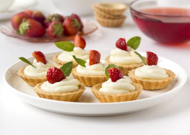 Birçok kek, taze meyve (çilek), ile cupcakes çırpılmış krema, jöle ve nane şekeri