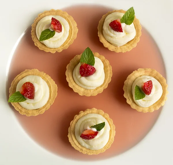 Gâteaux à la fraise, crème fouettée, gelée et menthe — Photo