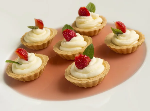 Cupcakes mit Erdbeere, Schlagsahne, Gelee und Minze — Stockfoto